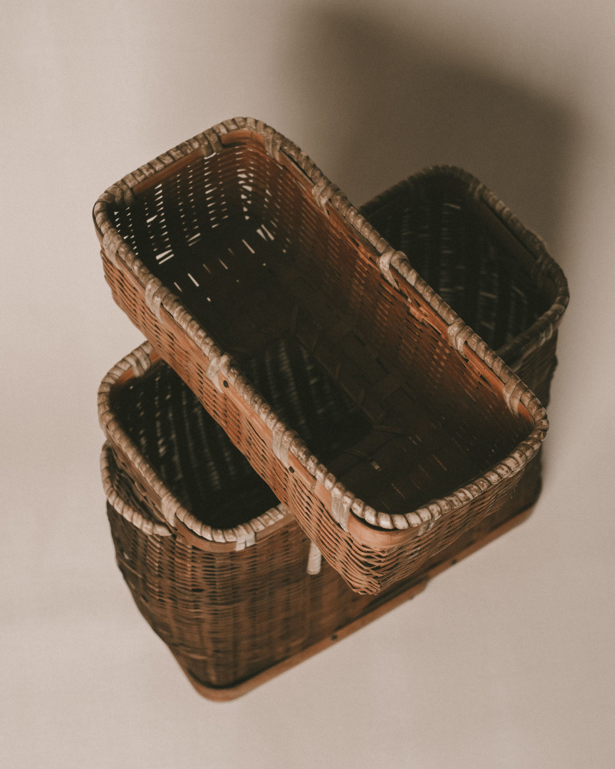 Removable inner basket lid with rectangular aperture, bamboo weave
