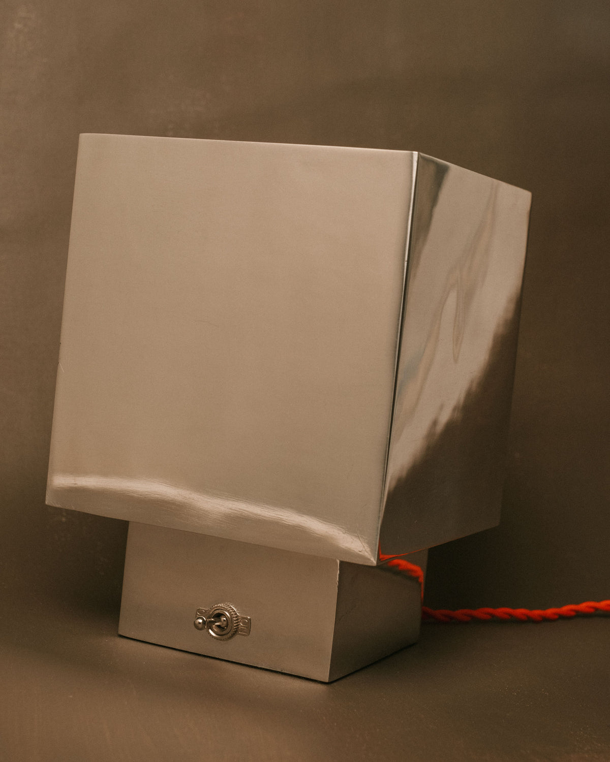 J. Hannah Table Lamp 01 in polished aluminium, angled view highlighting cast base and ribbed glass top