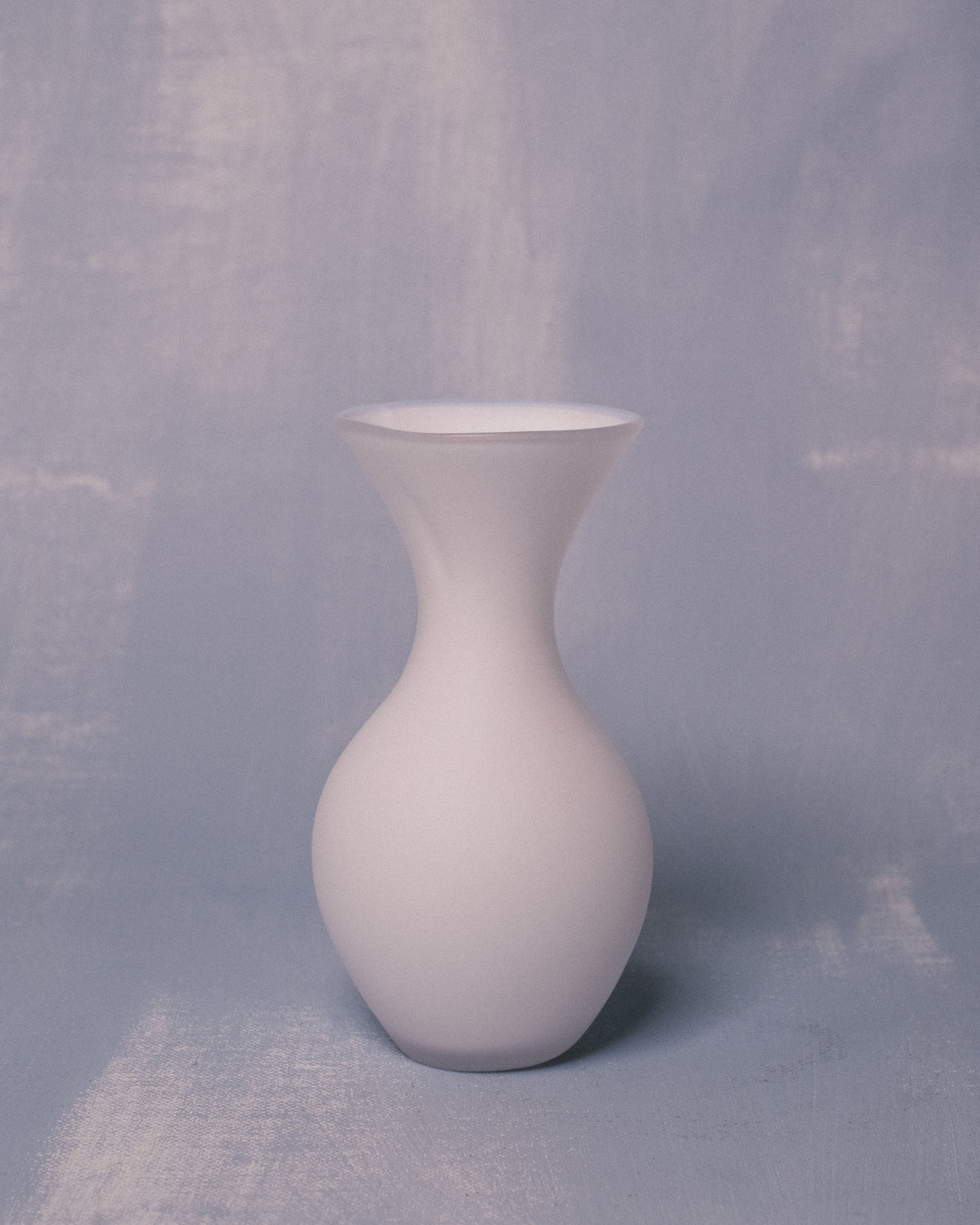 Vase No. 1019 in Cotton by Jérémie St-Onge, handblown glass, front view