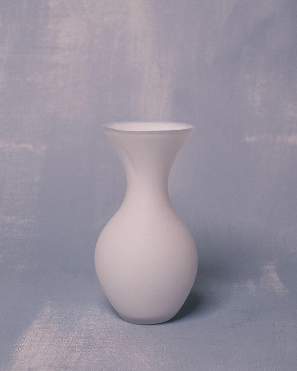 Vase No. 1019 in Cotton by Jérémie St-Onge, handblown glass, front view