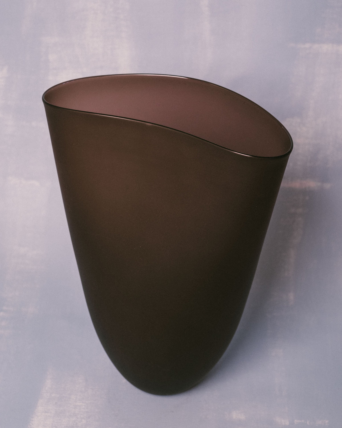Vase No. 968 in Chocolat by Jérémie St-Onge, three-quarter view