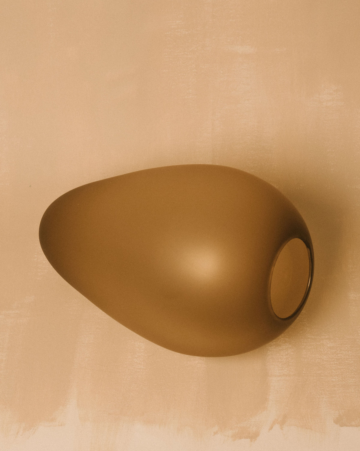 Softened asymmetry of Jérémie St-Onge's Vase No. 977, side profile
