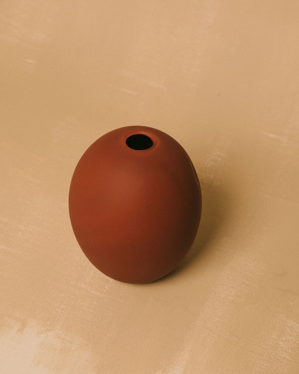 Rounded egg-shaped form of Vase No. 987 in Clay, angled view