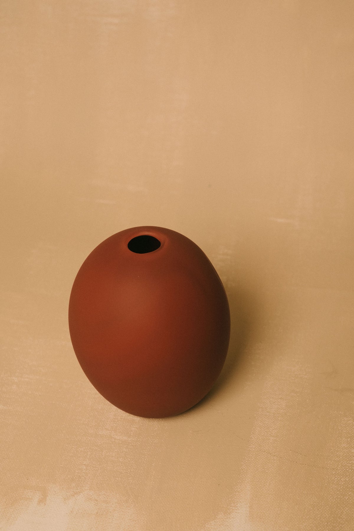 Narrow opening of Vase No. 987 in Clay, top-down view