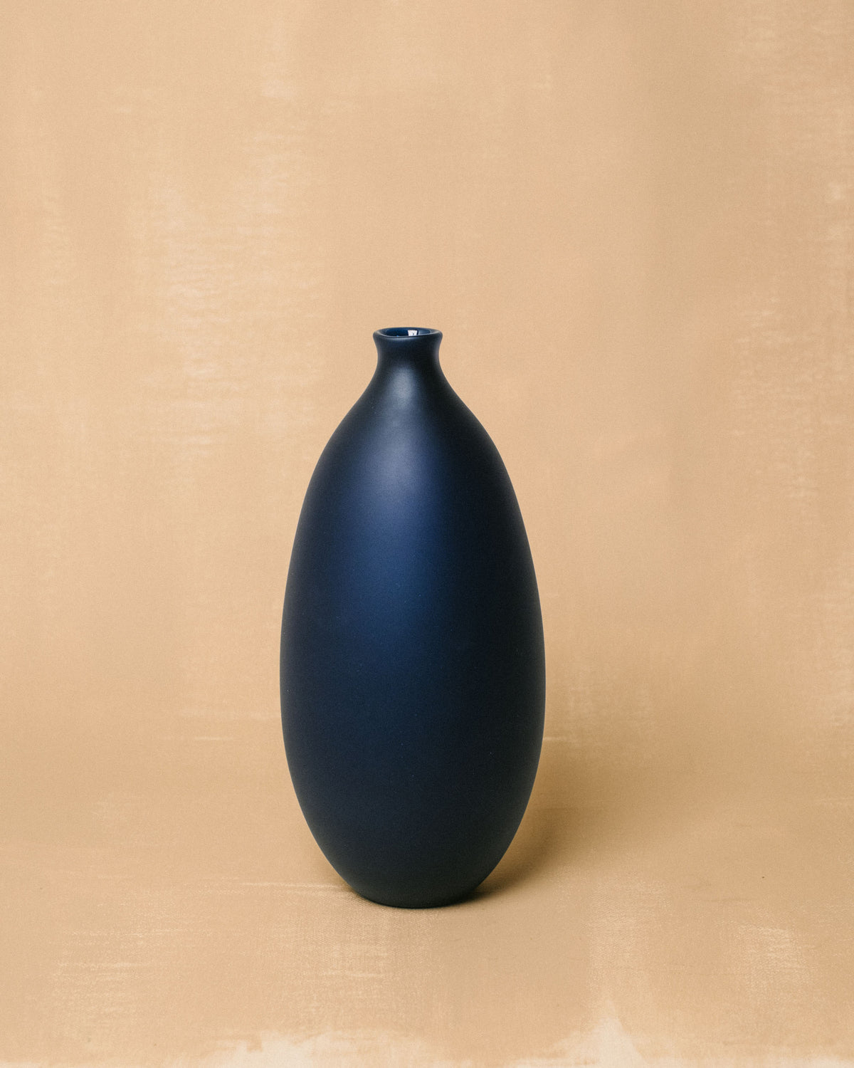 Vase No. 988 in Lapis by Jérémie St-Onge, handblown dark glass, front view