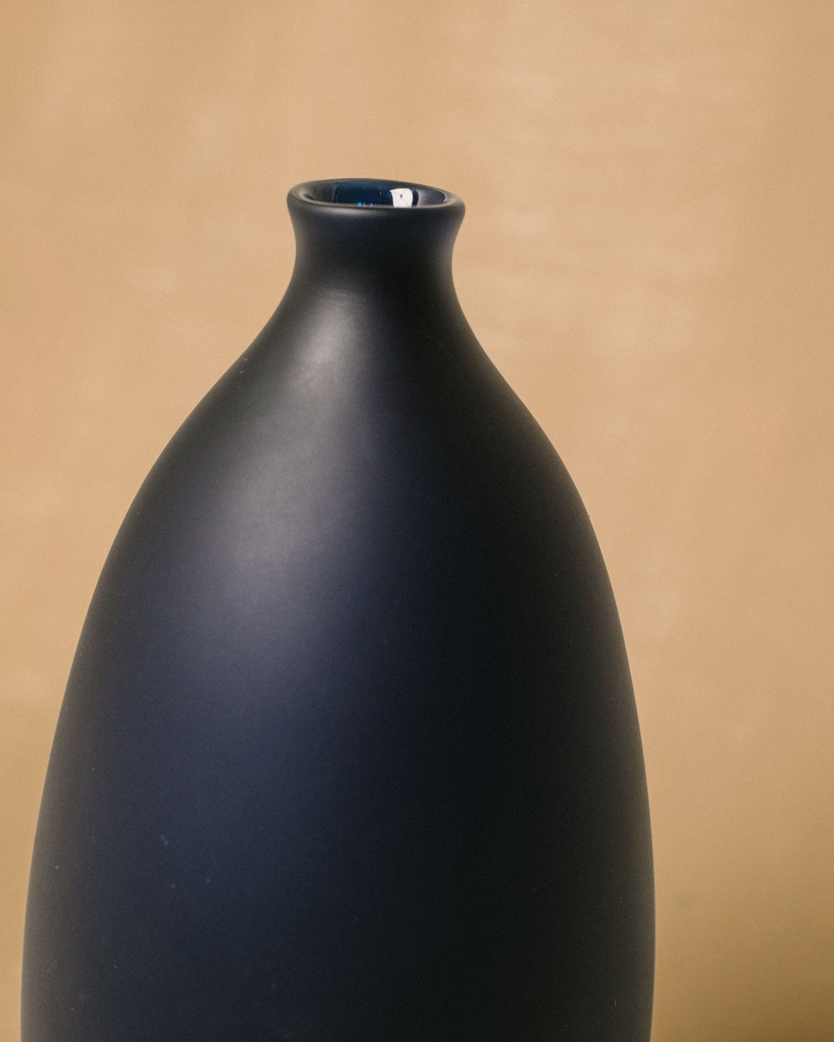Softened asymmetry of Jérémie St-Onge's Vase No. 988, side profile