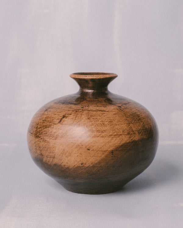 Cinis vessel by Juliette Pénélope Pépin, Raku-fired burnished terra sigillata, front view