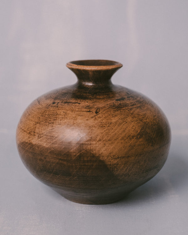 Flared rim of Cinis vessel, burnished terra sigillata surface, close-up