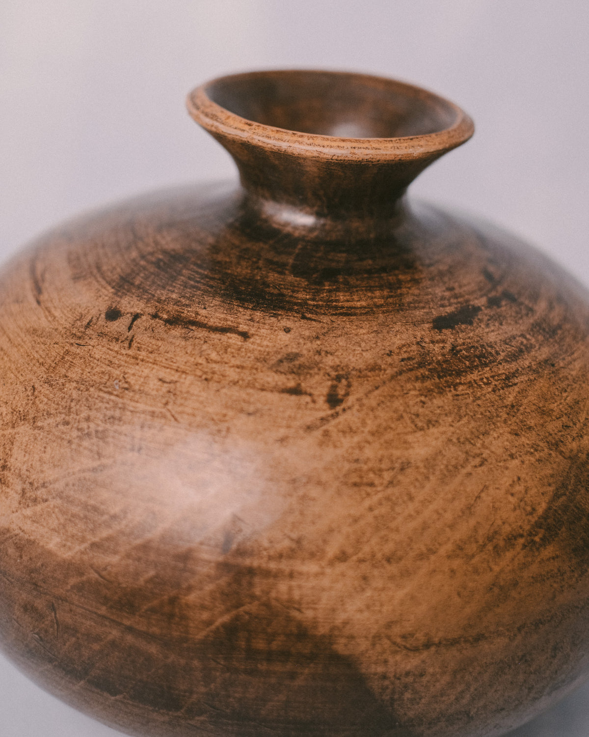 Narrow neck of Juliette Pénélope Pépin's Cinis vessel, side profile