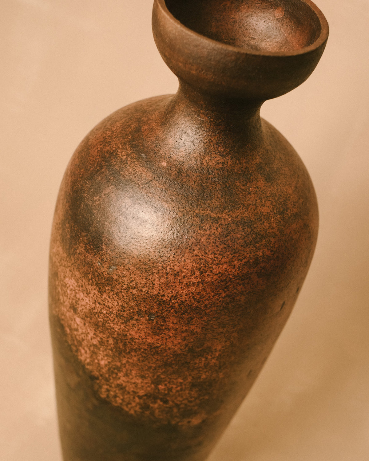 Lipari 1 vessel by Juliette Pénélope Pépin, smoke and flame markings, front angle