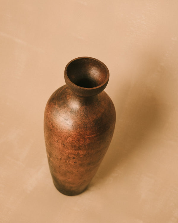 Narrow neck of Juliette Pénélope Pépin's Lipari 1, side profile
