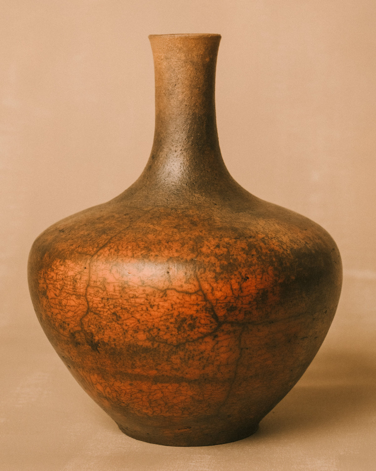 Narrow neck of Juliette Pénélope Pépin's Lipari 2, side profile
