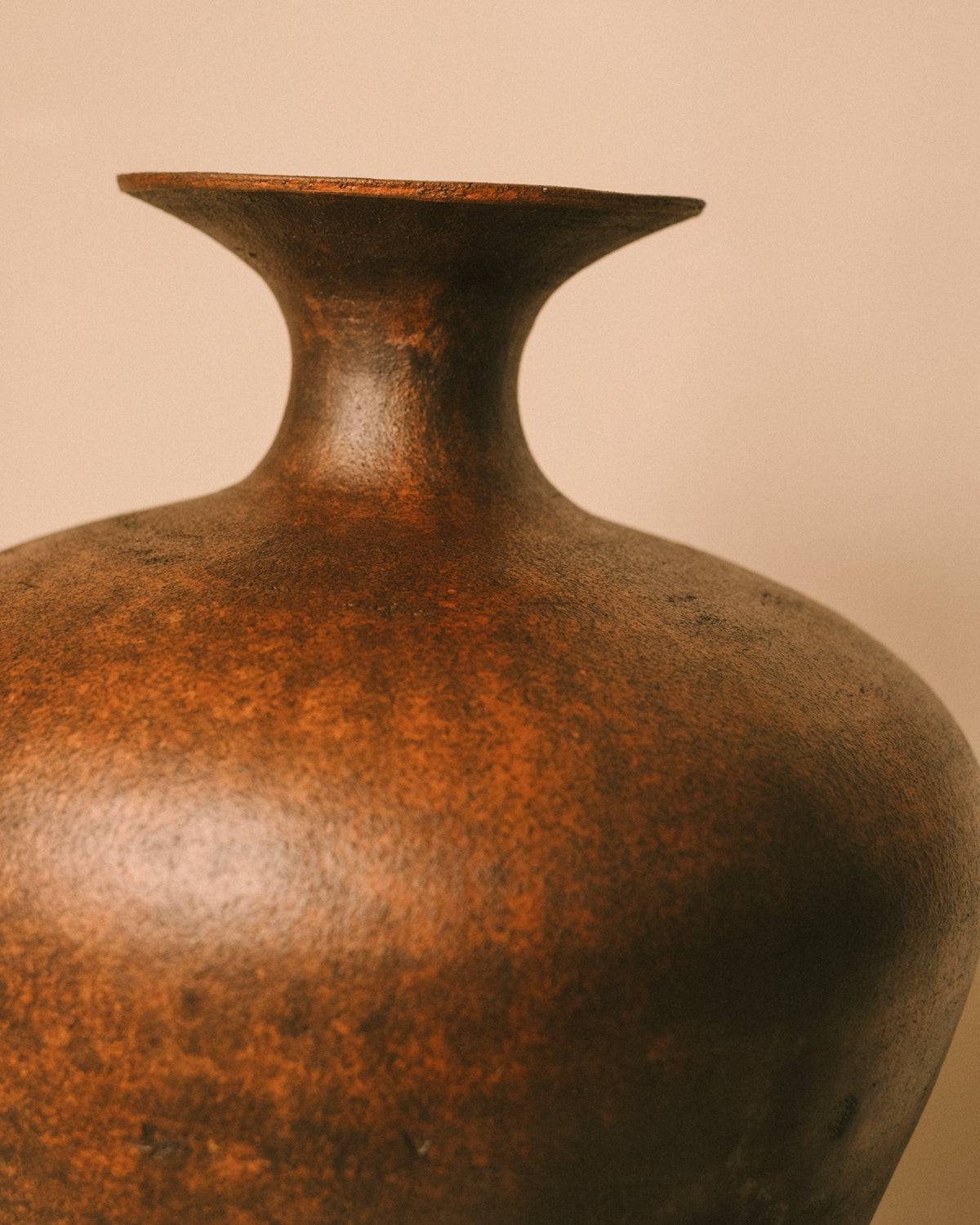 Textured base of Ven 2 vessel, burnished terra sigillata, close-up