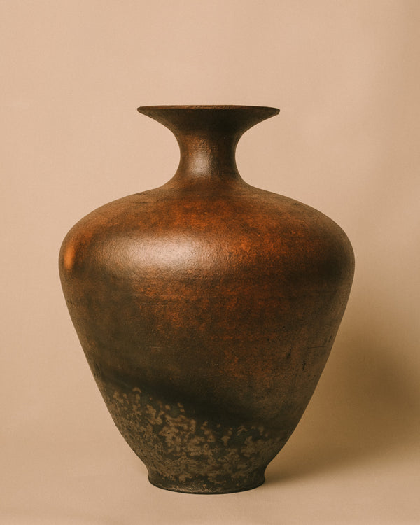 Ven 2 vessel by Juliette Pénélope Pépin, Raku-fired burnished terra sigillata, front view