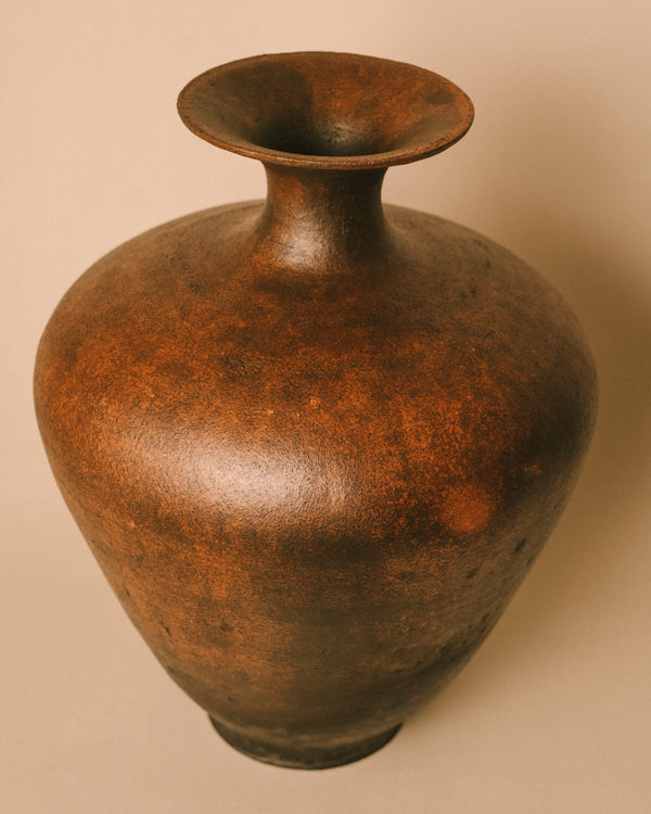 Ven 2 vessel, Raku-fired terra sigillata, three-quarter view
