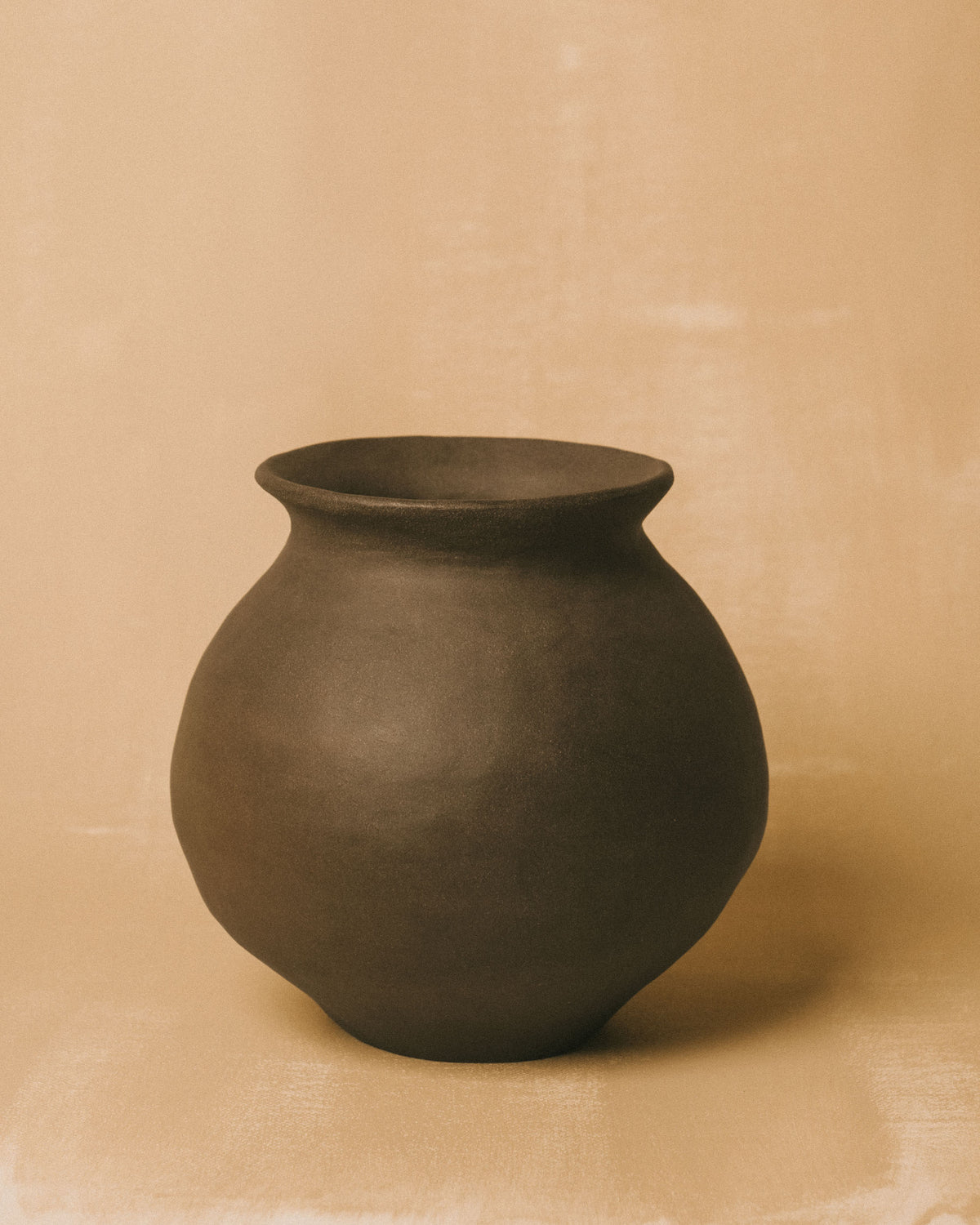 Rounded Vessel I by Kasia Sznajder, hand-built ceramic, front view