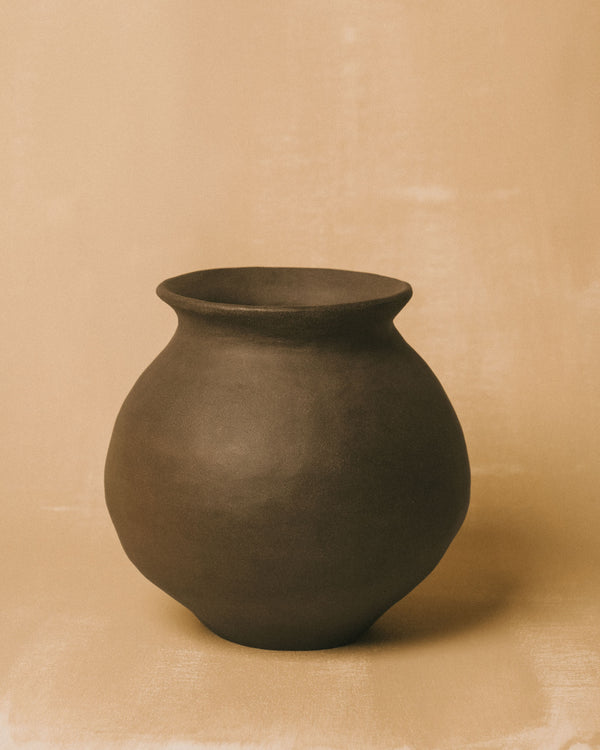 Rounded Vessel I by Kasia Sznajder, hand-built ceramic, front view