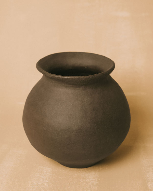 Narrow opening of Kasia Sznajder's Rounded Vessel I, natural clay tone