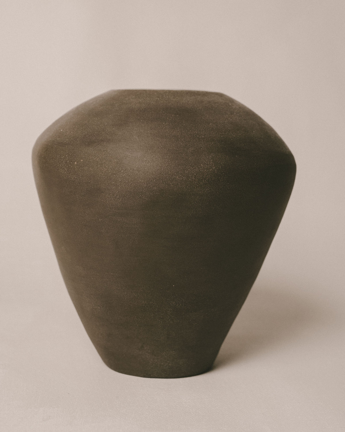 Pared-back form of Kasia Sznajder's Volume Vessel I, angled view