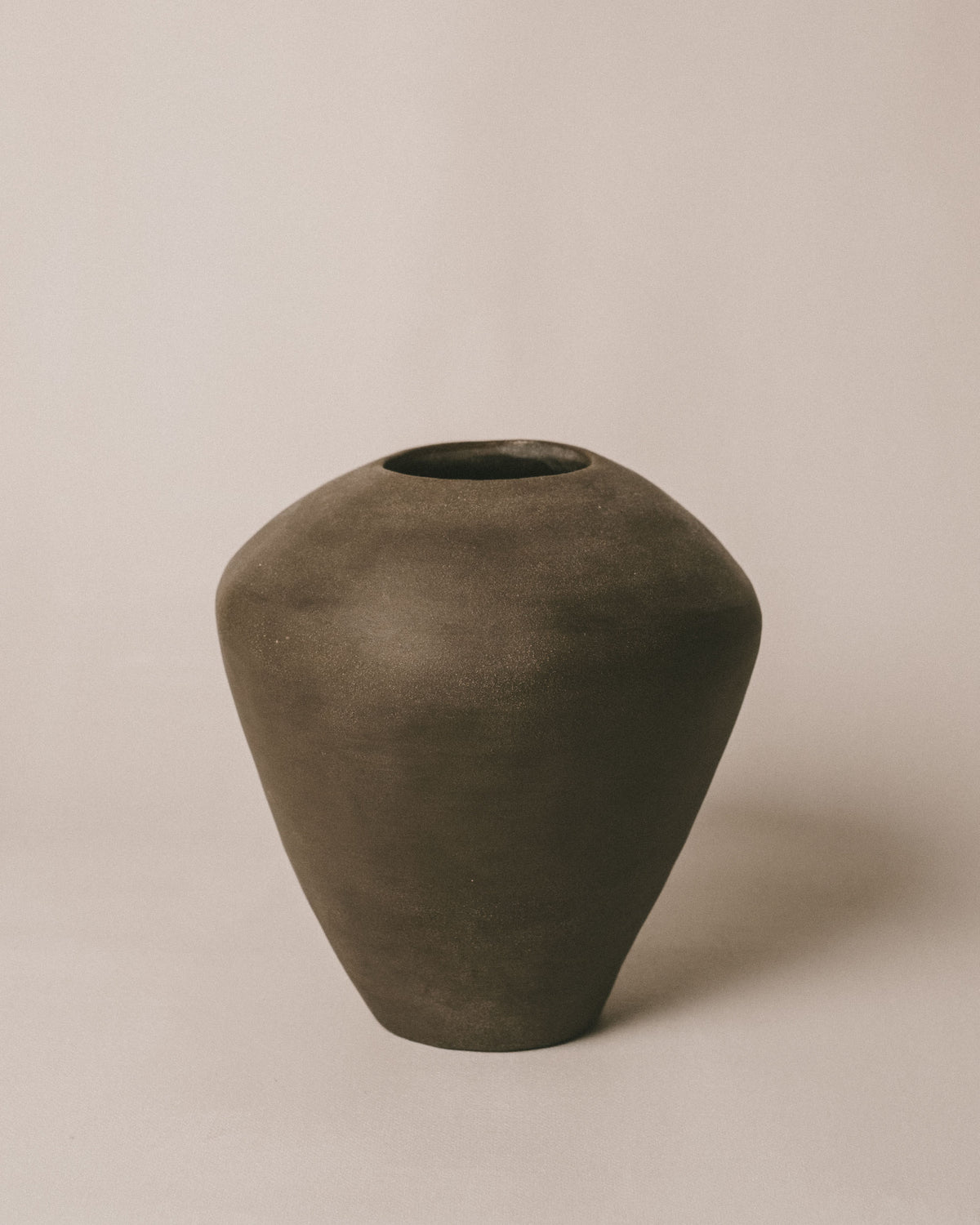 Volume Vessel I by Kasia Sznajder, hand-built ceramic, front view