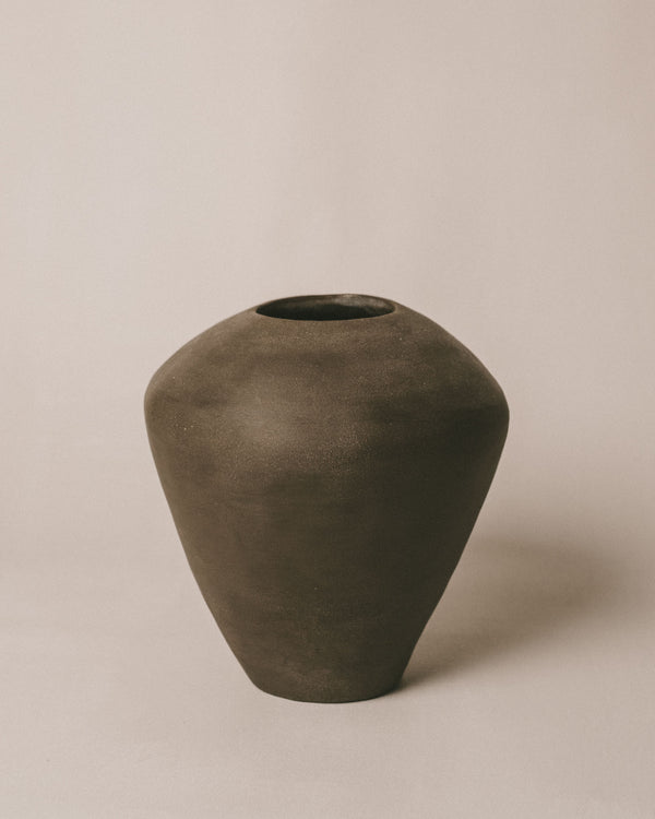 Volume Vessel I by Kasia Sznajder, hand-built ceramic, front view