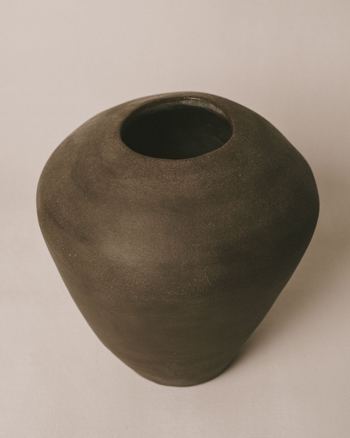 Rounded silhouette of Volume Vessel I, hand-built ceramic, side profile