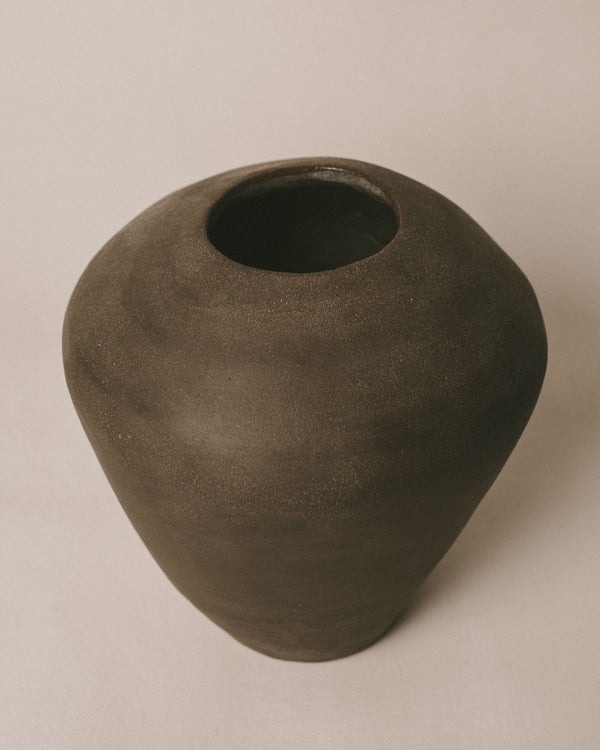 Rounded silhouette of Volume Vessel I, hand-built ceramic, side profile
