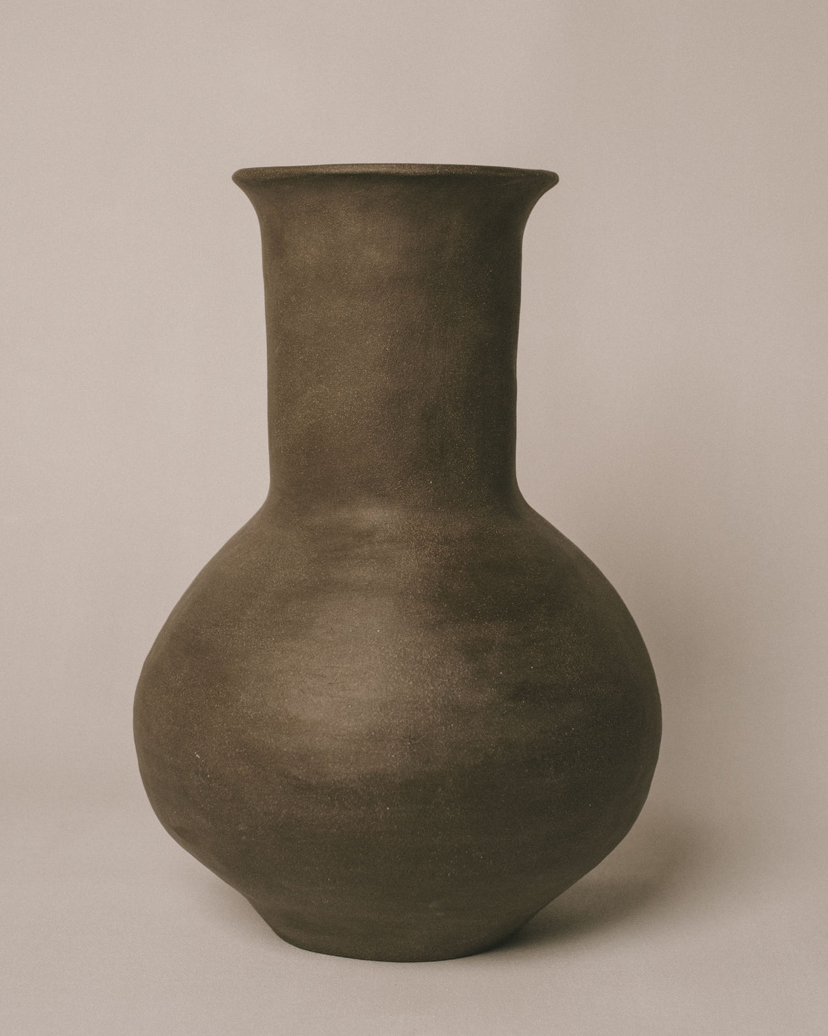 Flared rim of Volume Vessel II, natural clay texture, close-up