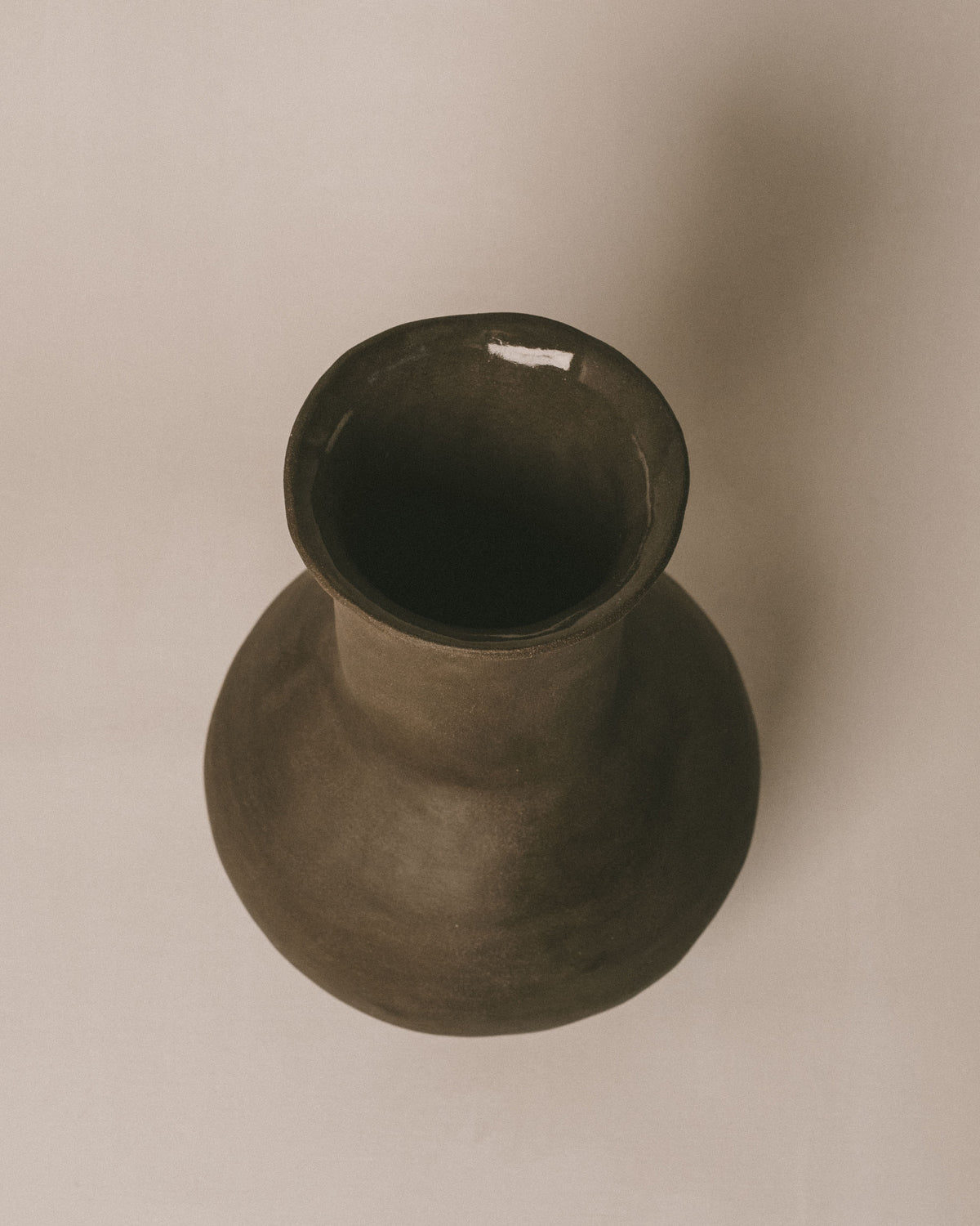 Narrow neck of Kasia Sznajder's Volume Vessel II, side profile