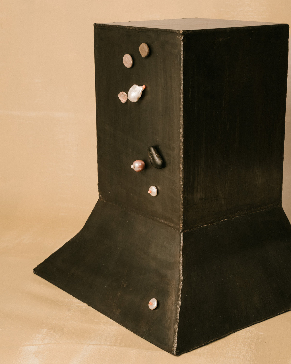Cabinet Jewellery by Lisa Scherebnenko, magnetic sculptural elements in pebble, pearl and coral on Hannah Kuhlmann's Eternal Elders Vitrine, front view
