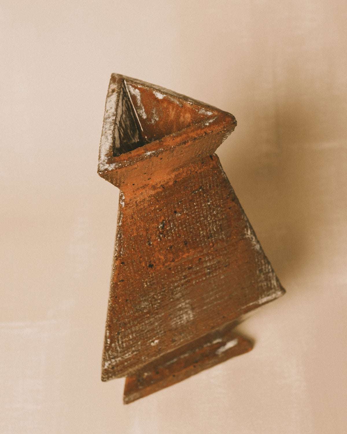 Faceted edge of Triangular Vase 2, ceramic texture, opposite side profile