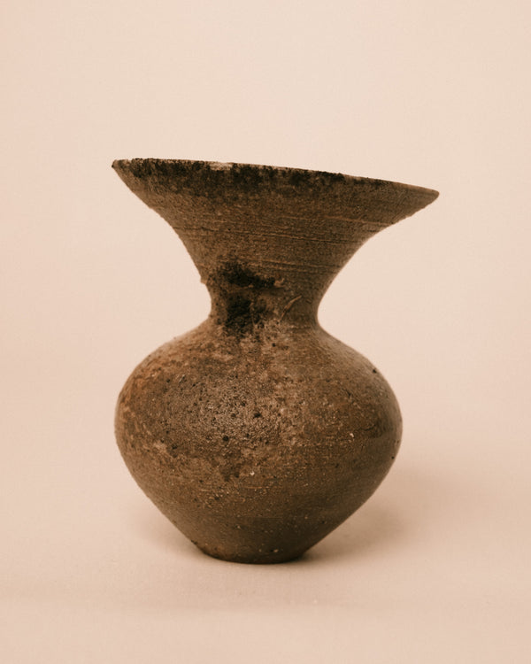 Narrow neck of wood-fired Bizenyaki vase, hourglass form, profile view