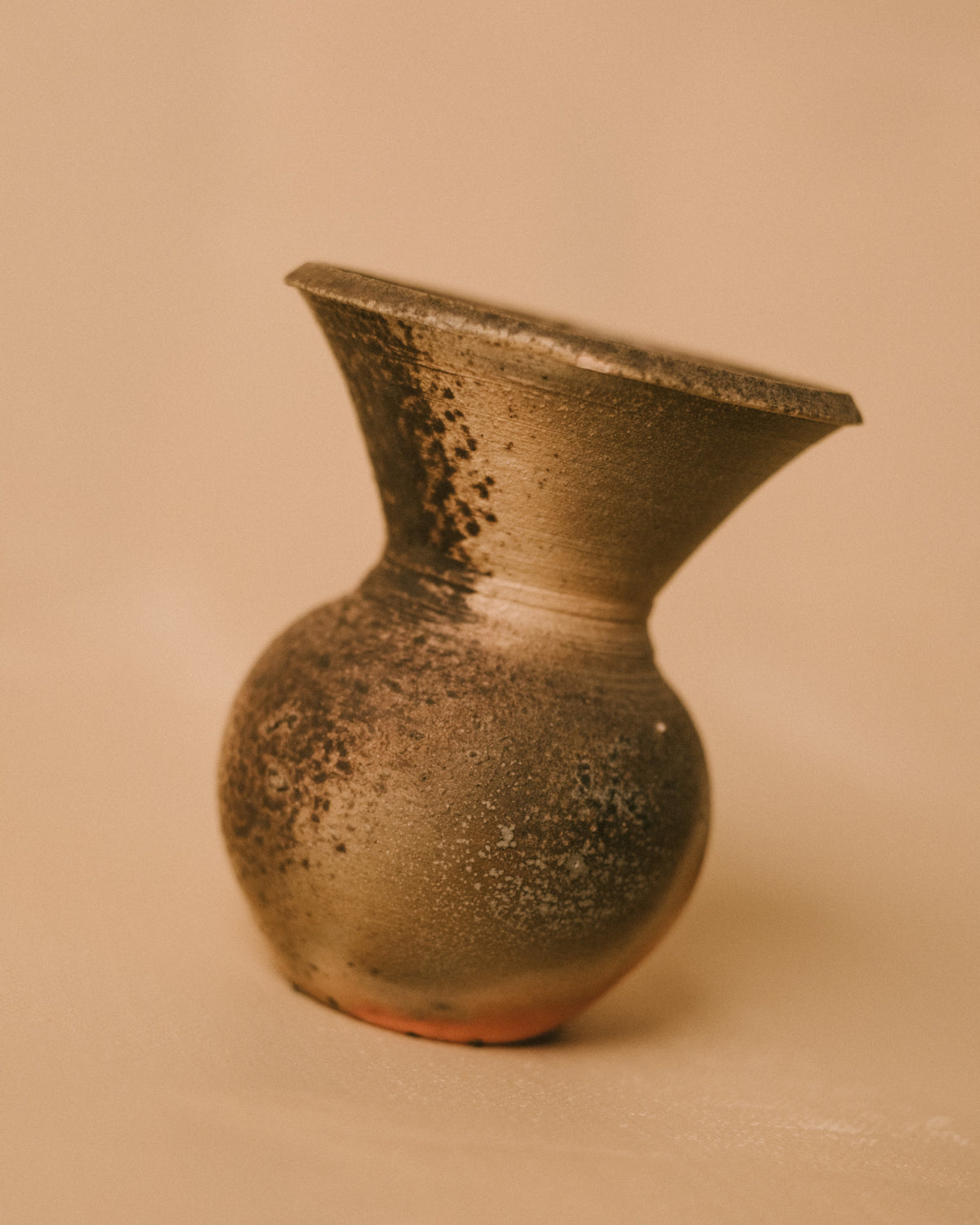 Hourglass-form Bizenyaki vase, wood-fired stoneware, side profile