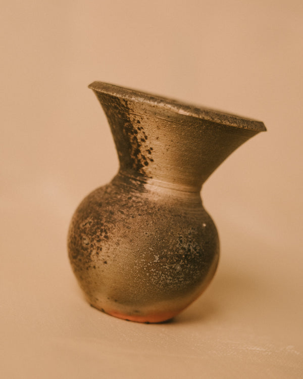 Hourglass-form Bizenyaki vase, wood-fired stoneware, side profile