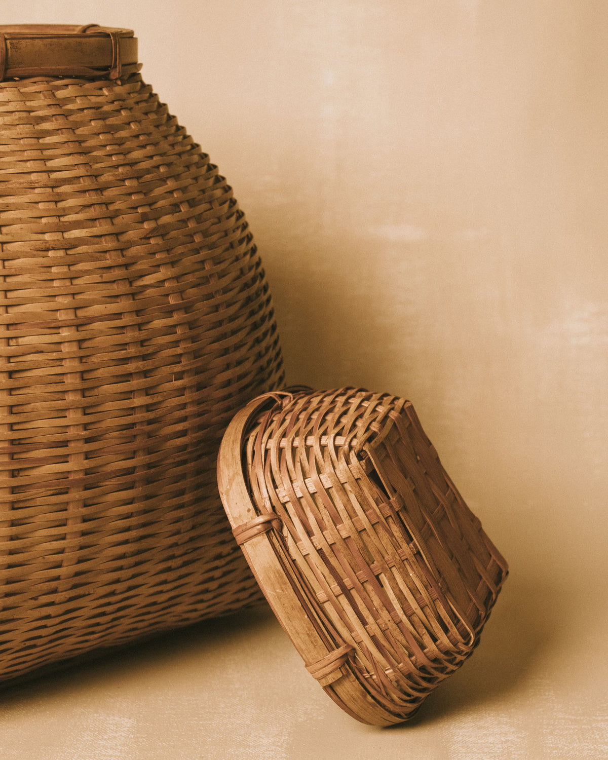 Basket set with lid detached, showing inner rim and base