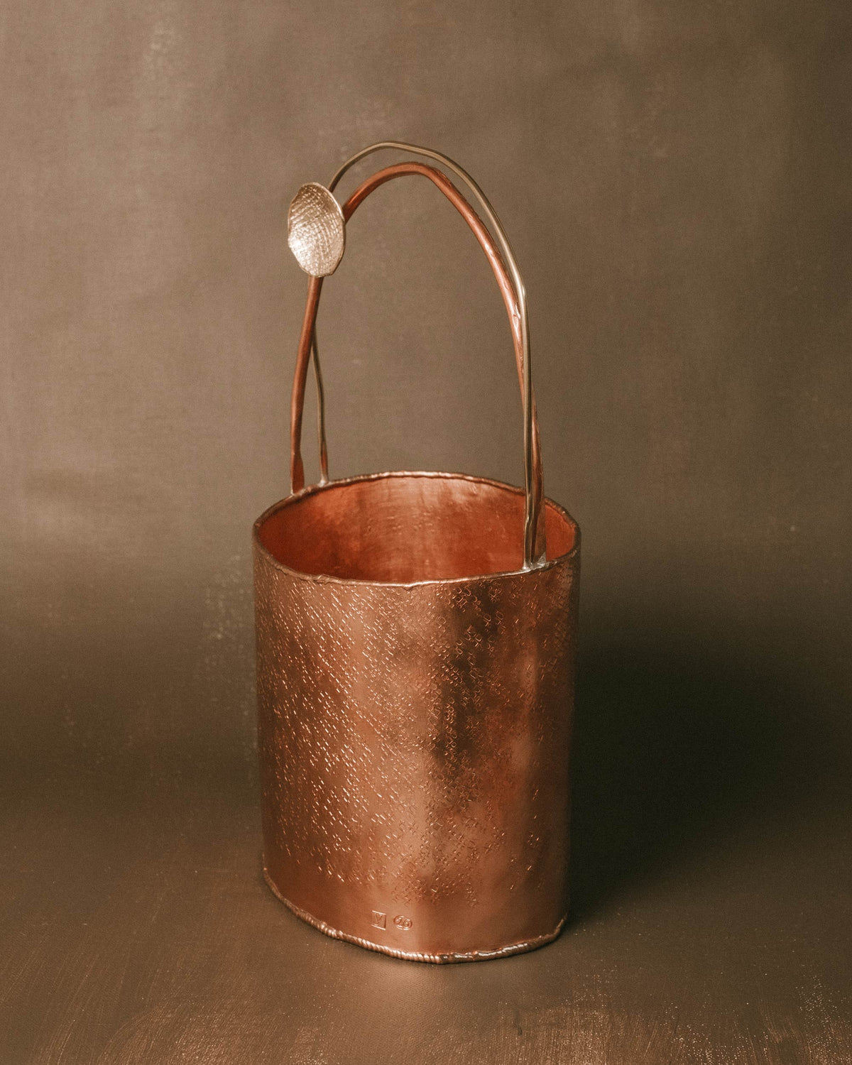 Slender brass handle of Yeodong Yun's Basket 3, side profile