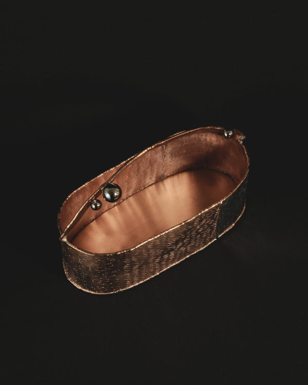Oval form of Yeodong Yun's Container 1, side profile