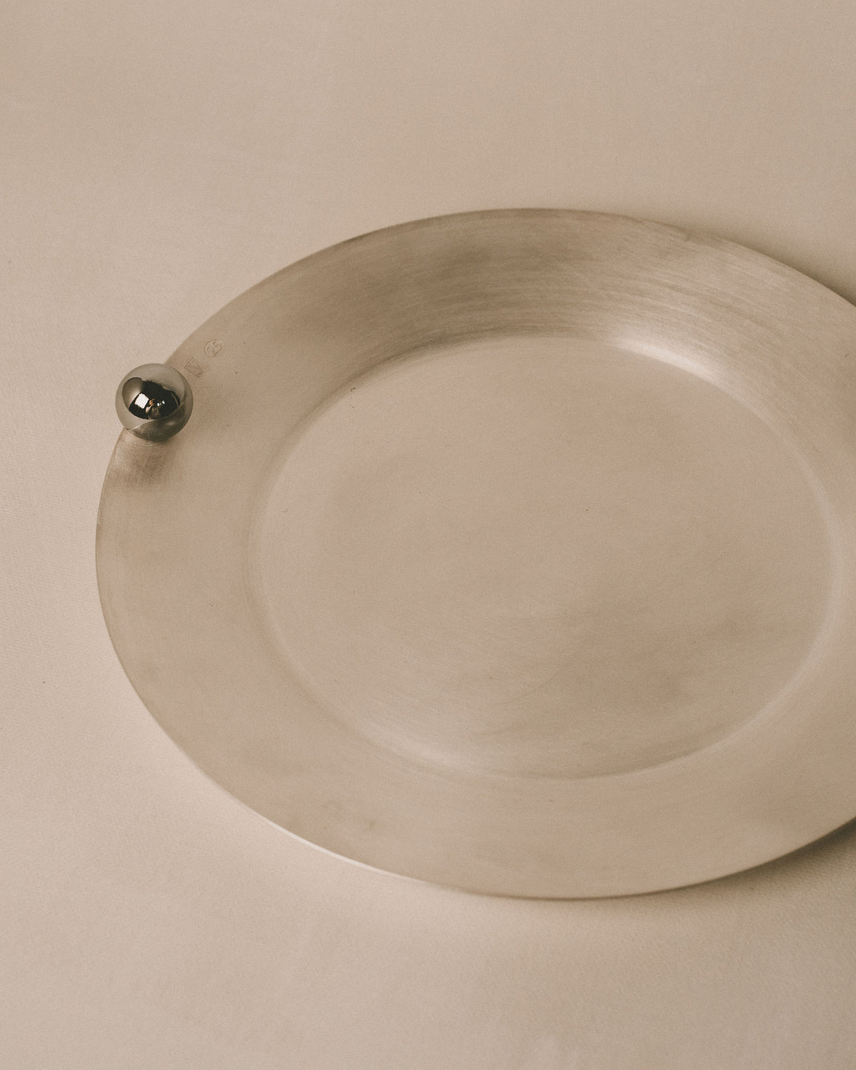 Yeodong Yun Plate 2, angled view of brushed silver-plated copper with restrained luminosity